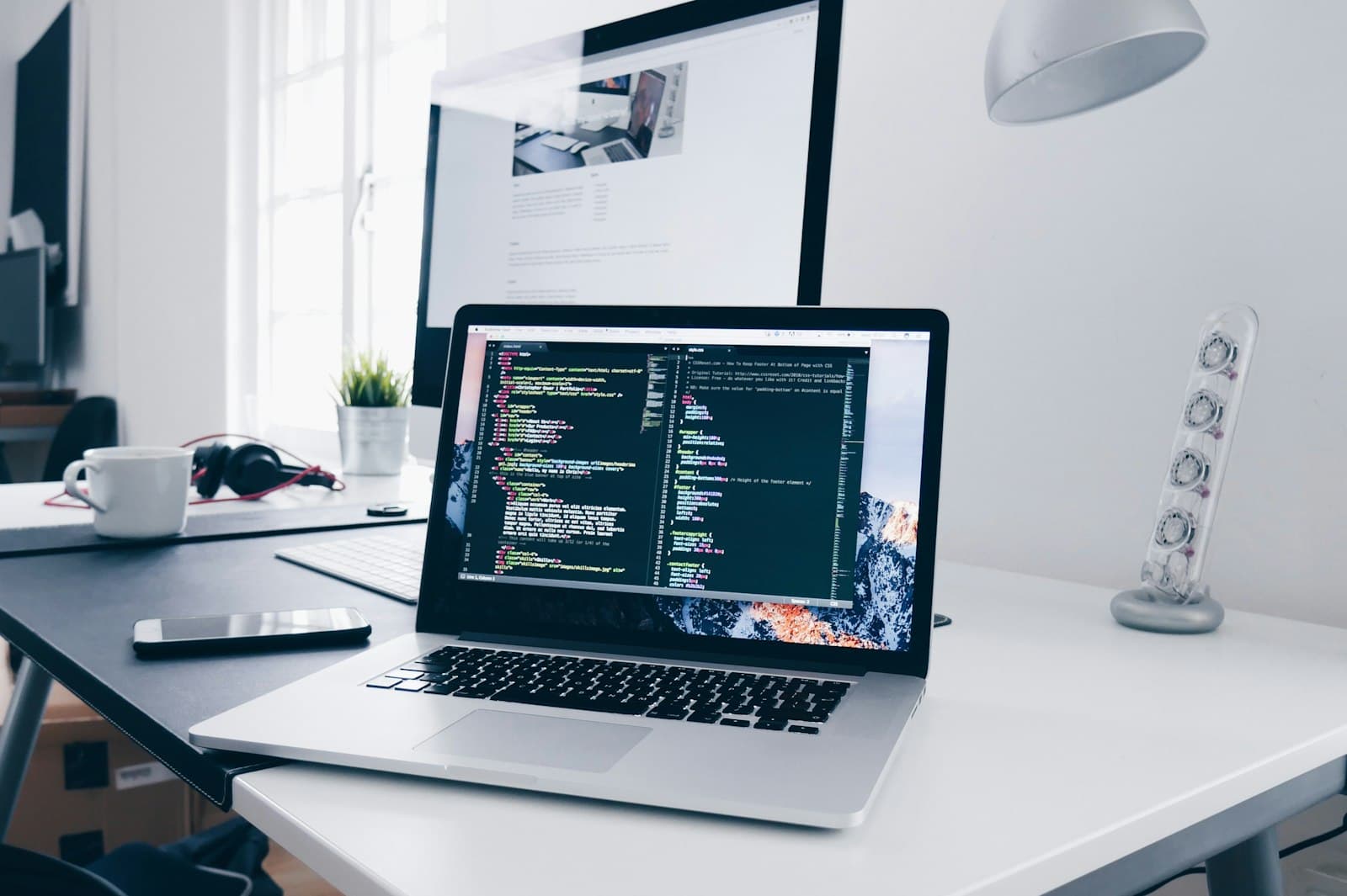 Développeur web travaillant sur du code — externalisation développement web