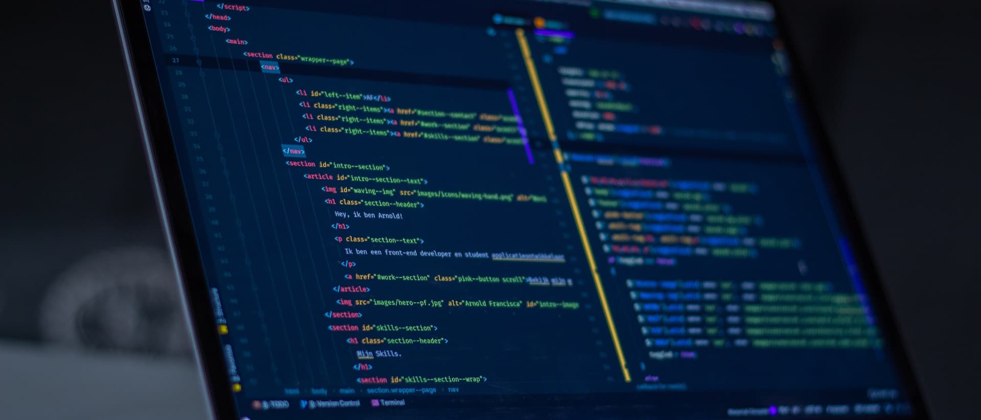 Code JavaScript sur écran — comparatif Next.js vs WordPress développement web